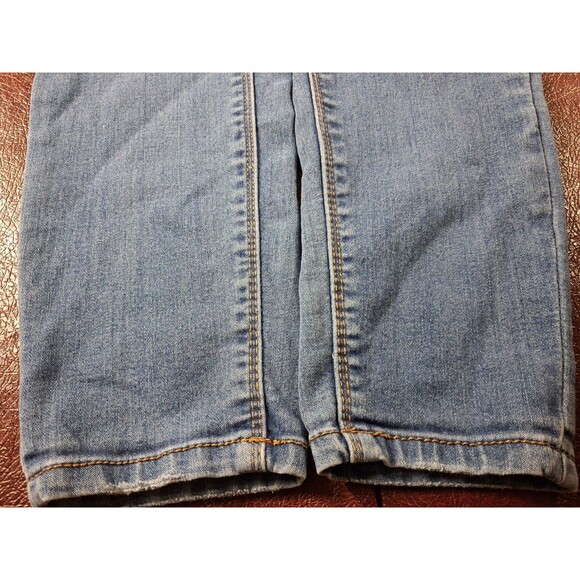 Almost Famous Premium Women’s Size 7 Light Wash Mid Rise Denim Jeans NWT - Picture 8 of 16